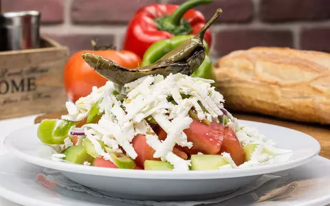 Rețete pentru salată bulgărească cu și fără ardei copt