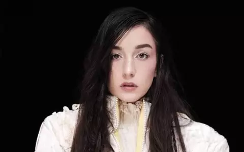 Cine este EMAA, tânăra care cântă alături de Carla’s Dreams