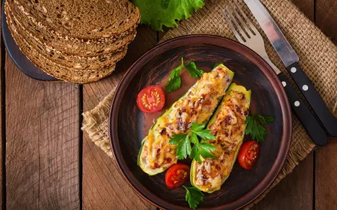 Rețetă de dovlecei umpluți cu piept de pui și ciuperci. Un deliciu!