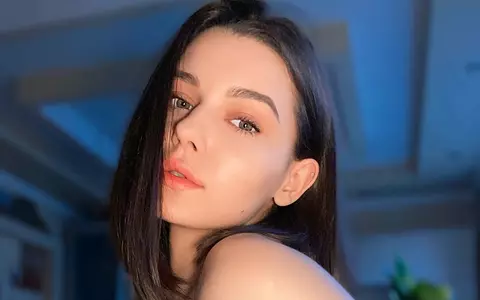 Cine este Chelsea Gandrabura de la Splash! Vedete la apă. Adoră să pozeze sexy