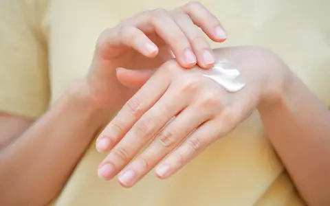 Creme de mâini pe care le poți face acasă. Cum repari pielea uscată