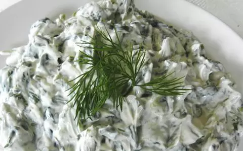 Rețetă de salată de dovlecei cu iaurt. Simplă și delicioasă