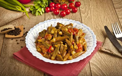 Rețetă de mâncare de bame cu pui. Gustos și ușor de preparat