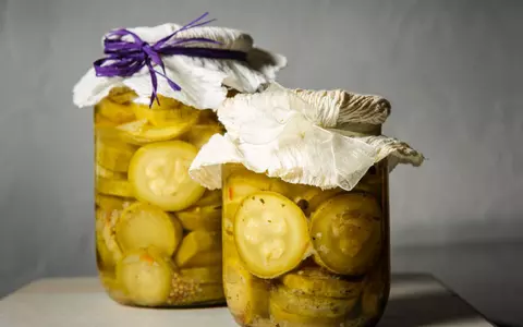 Rețetă de dovlecei murați în oțet. Gustoși și simplu de făcut