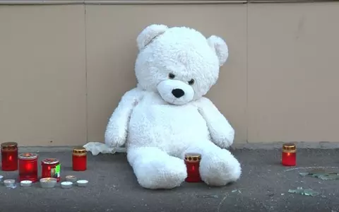 Cine se ocupă de înmormântarea gemenilor din Ploiești, care au căzut de la etajul 10