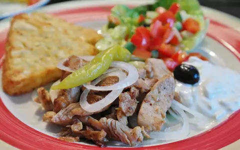 Cum se prepară Tzatziki, cel mai iubit sos grecesc