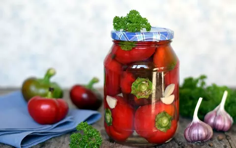 Rețetă de ardei murați umpluți cu varză. Simplu și delicios