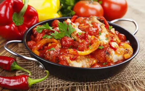 Rețetă de tocăniță de ardei copți cu pui. Un deliciu!
