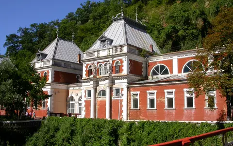 Fii turist în țara ta. Rezervă o cazare la Băile Herculane!