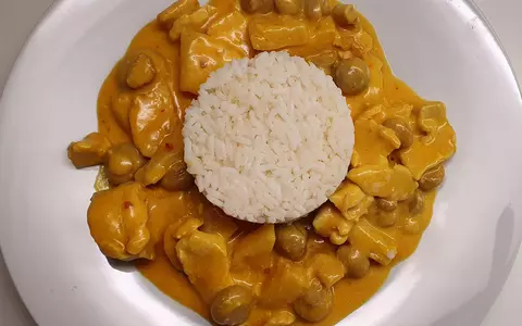 Rețetă de pui indian cu sos de unt și usturoi