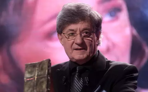 Cortegiul funerar al lui Ion Caramitru a ajuns la Teatrul Național. Oamenii au aplaudat 10 minute continuu