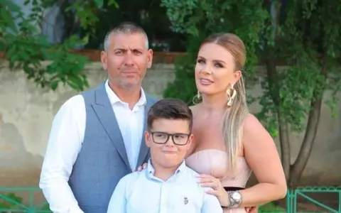 Fiul Marcelei Fota, prima vizită la mormântul tatălui său. Cum a reacționat băiatul de 12 ani