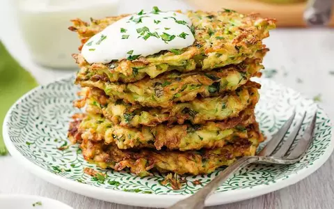 Rețetă de chiftele din dovlecei cu cartofi. Un deliciu!