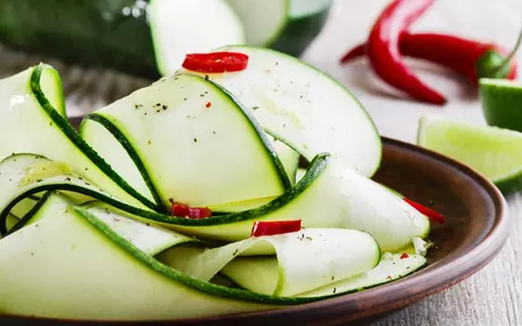 Rețetă de salată de dovlecei cruzi cu sos de iaurt. E delicioasă!