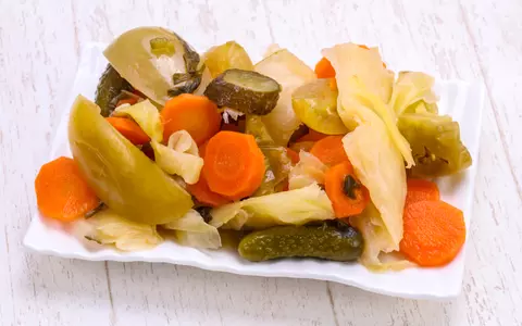Rețetă de salată asortată pentru iarnă. Sănătoasă și ușoară