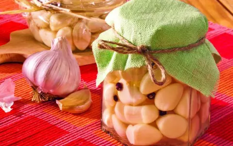 Rețetă de usturoi murat. Secretul unui gust delicios