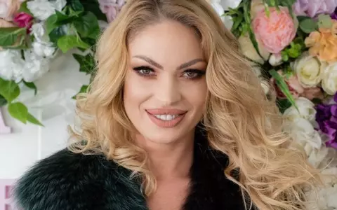 Valentina Pelinel s-a fotografiat în cârje, după operația la picior: "De Halloween voi avea cel mai reușit costum"