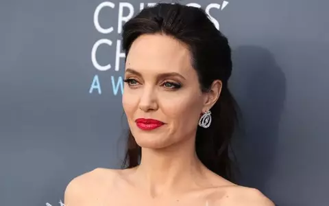 Gafa monumentală a stiliştilor Angelinei Jolie. Extensiile i-au stricat apariția de pe covorul roșu