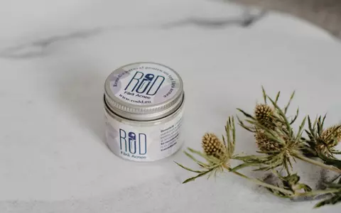Rodd te ajută să ai grijă de tenul tău. Descoperă crema anti coșuri