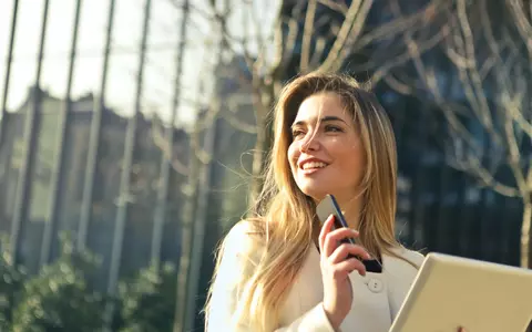 Telefonul pentru business: avantaje și beneficii, dacă ai o mică afacere