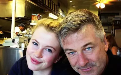 Fiica lui Alec Baldwin își apără tatăl, după ce a ucis o colegă, la filmări: „Eşti cea mai dezgustătoare...”