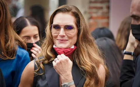 Cum arată Brooke Shields în costum de baie, la 56 de ani. Secretul ei pentru o piele strălucitoare