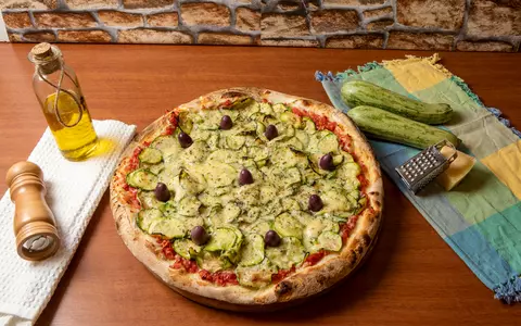 Rețetă de pizza cu dovlecei. Te vei îndrăgosti de gustul ei
