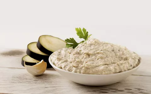 Rețetă de salată de vinete cu usturoi. Un deliciu!