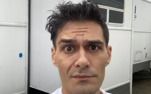 George Burcea a scris un roman împotriva violenței domestice, dar a instigat la violență împotriva femeilor, pe Internet: "Vă doresc să vă ia la palme, cu mese, cu scaune. Bărbați, bateți-le". Editura a retras cartea de pe piață