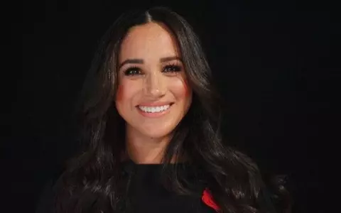 Meghan Markle, apariție spectaculoasă pe covorul roșu! A purtat o rochie cu decolteu adânc