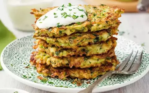 Rețetă de dovlecei crocanți cu sos de iaurt. E delicioasă!