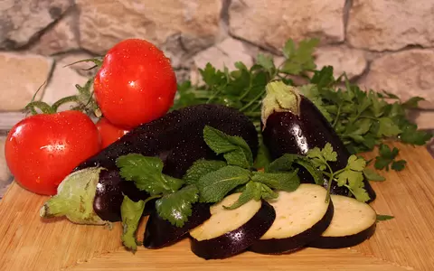 Rețetă de vinete cu carne tocată și roșii