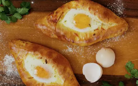 Khachapuri-Plăcintă georgiană cu brânză. Este un deliciu
