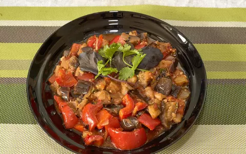 Rețetă de salată de vinete cu ardei copți