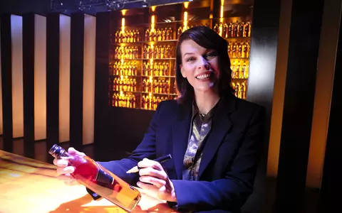 Milla Jovovich devine noul ambasador Johnnie Walker, care se alătură mișcării internaționale „The Walkers”