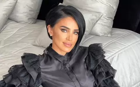 Adelina Pestrițu și-a împodobit bradul cu decorațiuni atipice: ciori și flori negre. Val de reacții pe Instagram