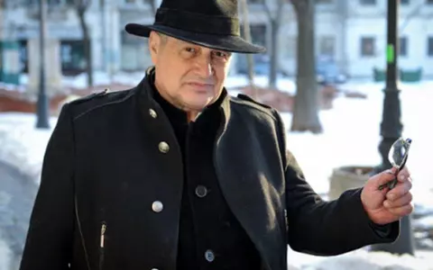 Mircea Dinescu scoate la licitație puloverul purtat la Revoluție: "Să câştig şi eu măcar ceva"