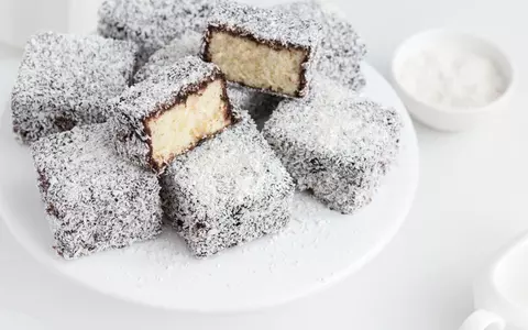 Rețetă de prăjitură tăvălită în cocos. Desert gustos