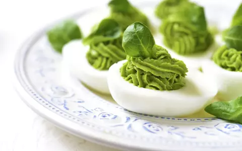 Rețetă de ouă umplute cu avocado. Un aperitiv gustos
