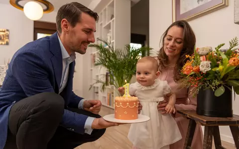 Alina Binder, soția fostului principe Nicolae, este o gravidă elegantă. Poartă tocuri de 10 centimetri și ținute feminine