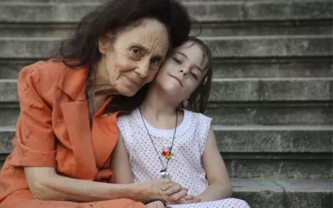 Ce pensie are Adriana Iliescu, cea mai bătrână mamă din lume. Fosta profesoară de română o crește singură pe Eliza: "Calculez fiecare ban"