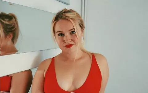 Actrița Melissa Suffield s-a filmat în lenjerie intimă, cu celulita și vergeturile la vedere. Cum au reacționat fanii