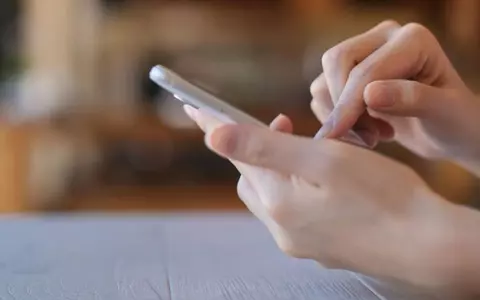 O văduvă din București a fost înșelată cu 300.000 de euro de un escroc sentimental. Caz identic cu escrocul de pe Tinder
