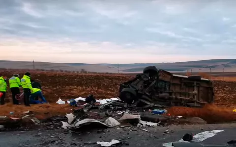 Șapte persoane au murit într-un accident grav. O tânără gravidă din ambulanță a născut un copil sănătos