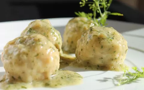 Rețetă de chifteluțe cu sos de smântână. Un deliciu!