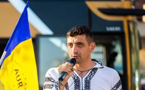 Cine este George Simion, candidat la alegerile prezidențiale. A părăsit platoul la prima dezbatere prezidențială și i-a oferit flori Elenei Lasconi / Ce i-a transmis