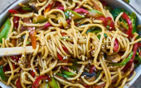 Rețetă noodles cu vită. Simplu și gustos!