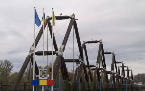 Primii refugiați ucraineni au ajuns în România, pe la Sighetu Marmației. Cozi uriașe de mașini și oameni care merg pe jos