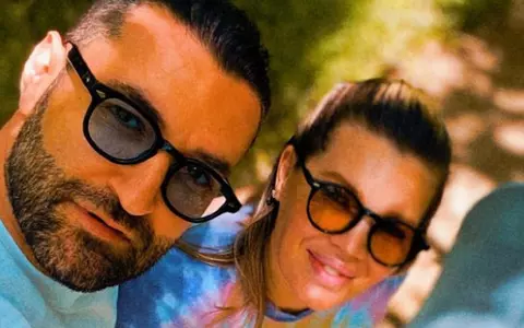 Smiley și Gina Pistol, sărut pasional într-un magazin: „Ne cam ia valul”. Imagini intime cu cei doi