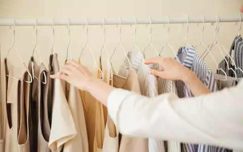 Te afli des în situația în care spui că nu ai cu ce să te îmbraci? 5 articole vestimentare care nu ar trebui să îți lipsească din garderobă